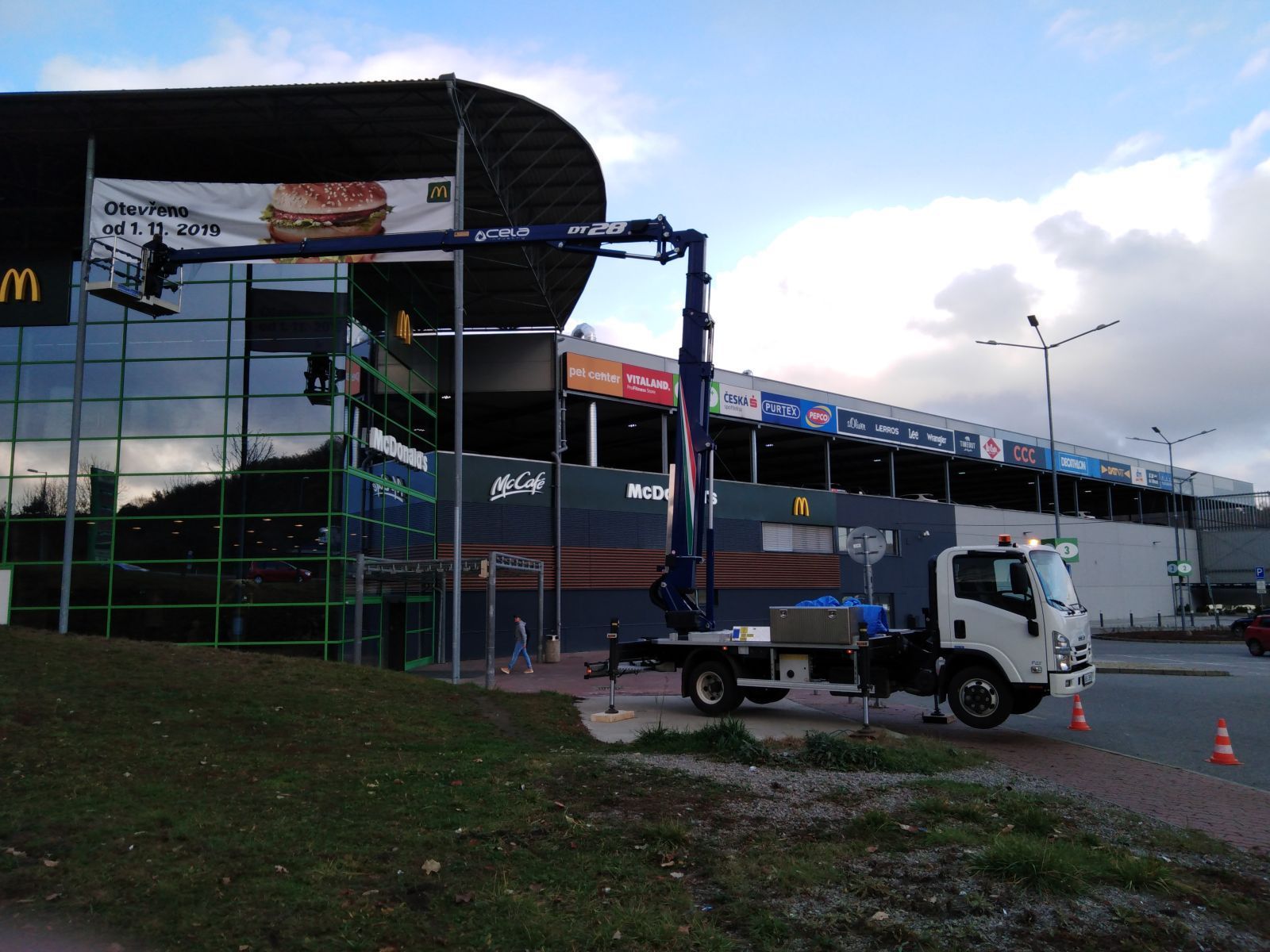 Instalace plachty McDonald's u Globusu v Brně plošinou Isuzu Cela DT 28